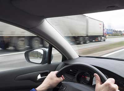 Terveysperusteisessa ajotestissä tarkkaillaan muun muassa sitä, miten kuljettaja huomioi muuta liikennettä. Kuva: Marja Haapio