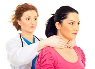 Lääkäri tunnustelee naisen kilpirauhasta käsin kaulalta.