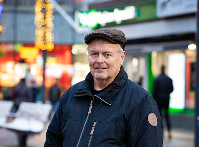 Pekka Karjalainen seisoo kadulla