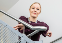 Tutkija Anna-Maija Tolppanen nojaa portaiden kaiteeseen