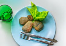 lautasella kiviä ja vihreä lautasliina salaattina