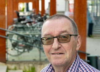 Lähikuva Jyrki Seppäsestä, taustalla polkupyöriä.