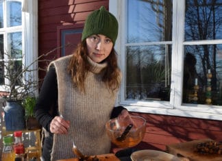 Ebba-laittaa-ruokaa-ulkona 