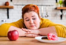 omena-vai-munkkirinkilä-pohtii-ylipainoinen-nainen