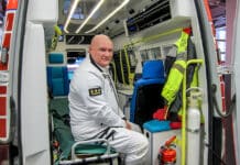 Kari-Porthan-istuu-ambulanssin-takaosassa
