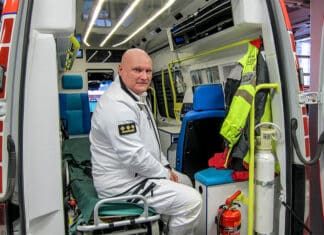 Kari-Porthan-istuu-ambulanssin-takaosassa
