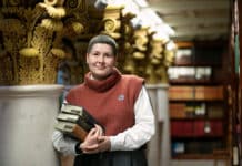 Johanna-Rehn-kädessään-vanhoja-kirjoja