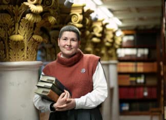 Johanna-Rehn-kädessään-vanhoja-kirjoja